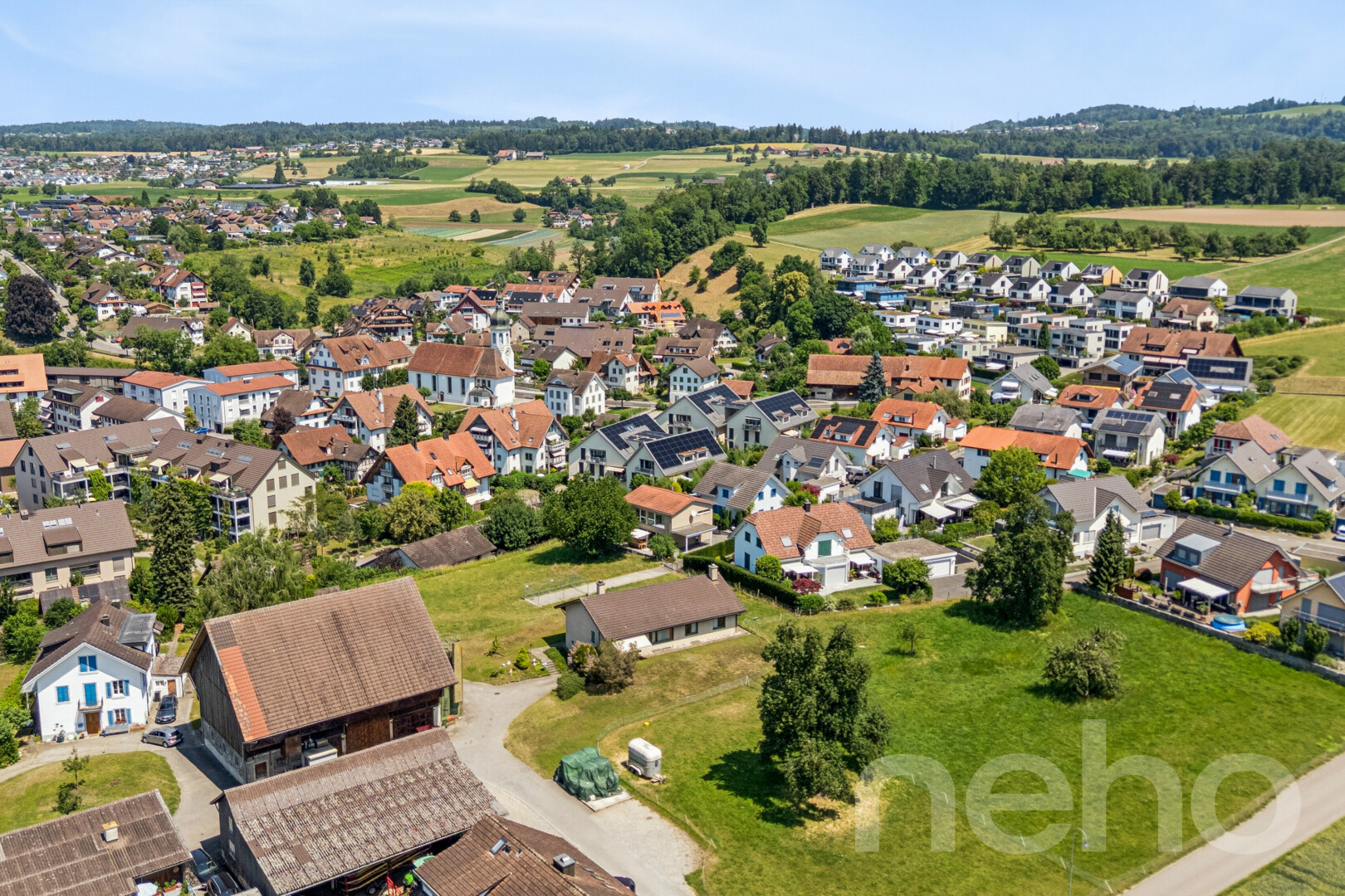 blick auf die berge mit neighborhood view, residential view, wohngebietblick, und day time