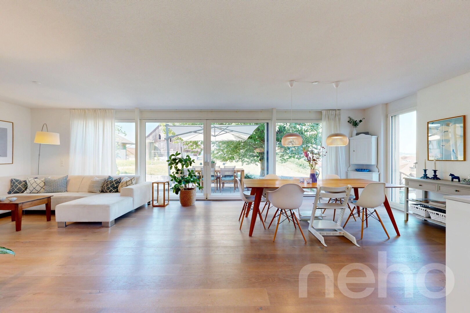 wohn- / esszimmer mit holzfußboden, wood finish floor, gipskartonwand, drywall, und inside property