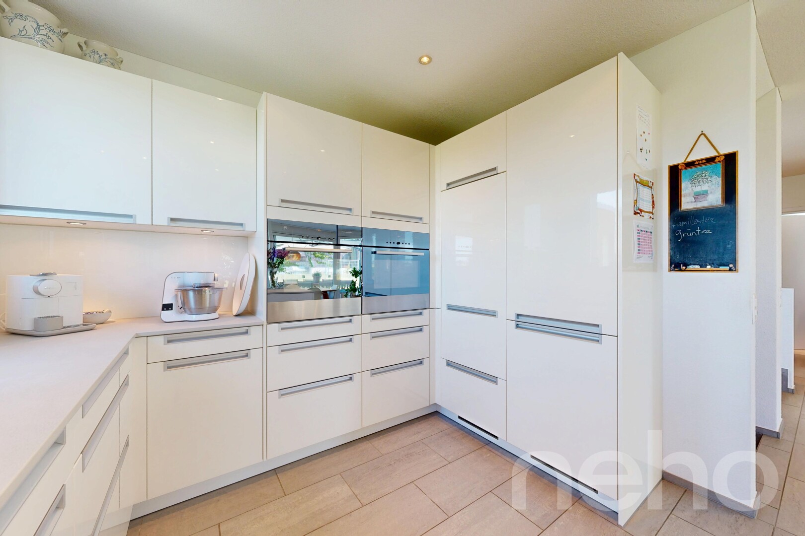küche mit white cabinets, weiße schränke, light countertops, arbeitsplatten, und light floor