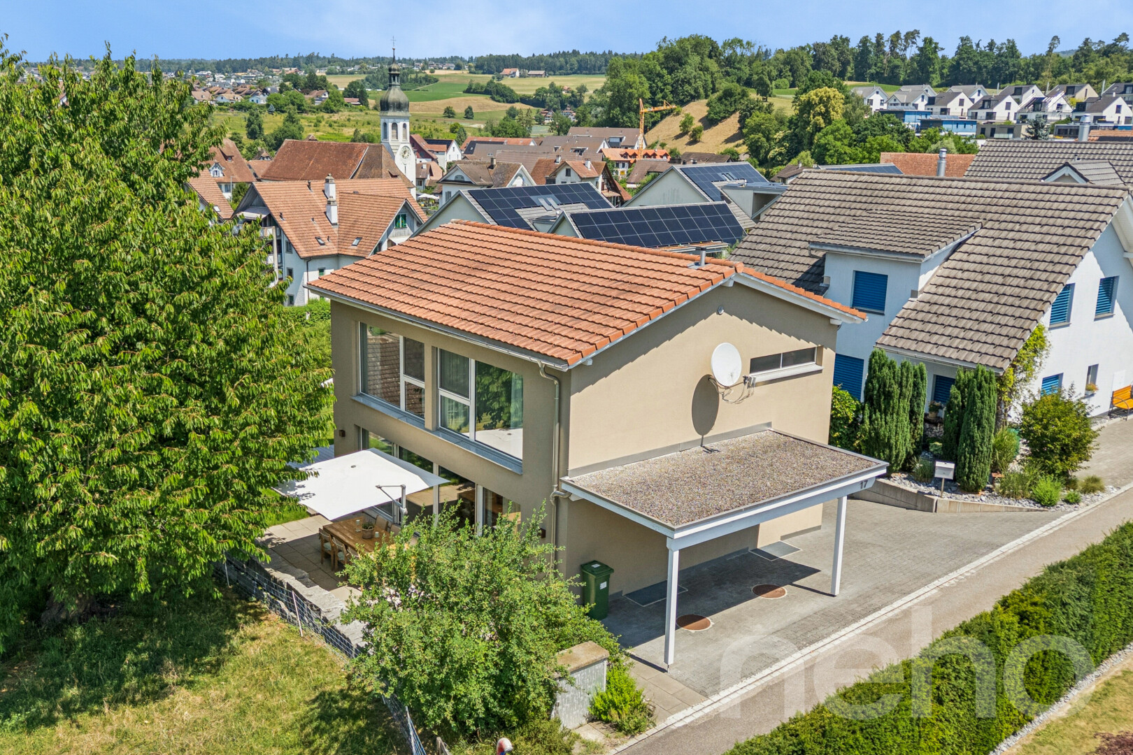 außenansicht mit drone view, ziegeldach, residential view, wohngebietblick, und neighborhood view
