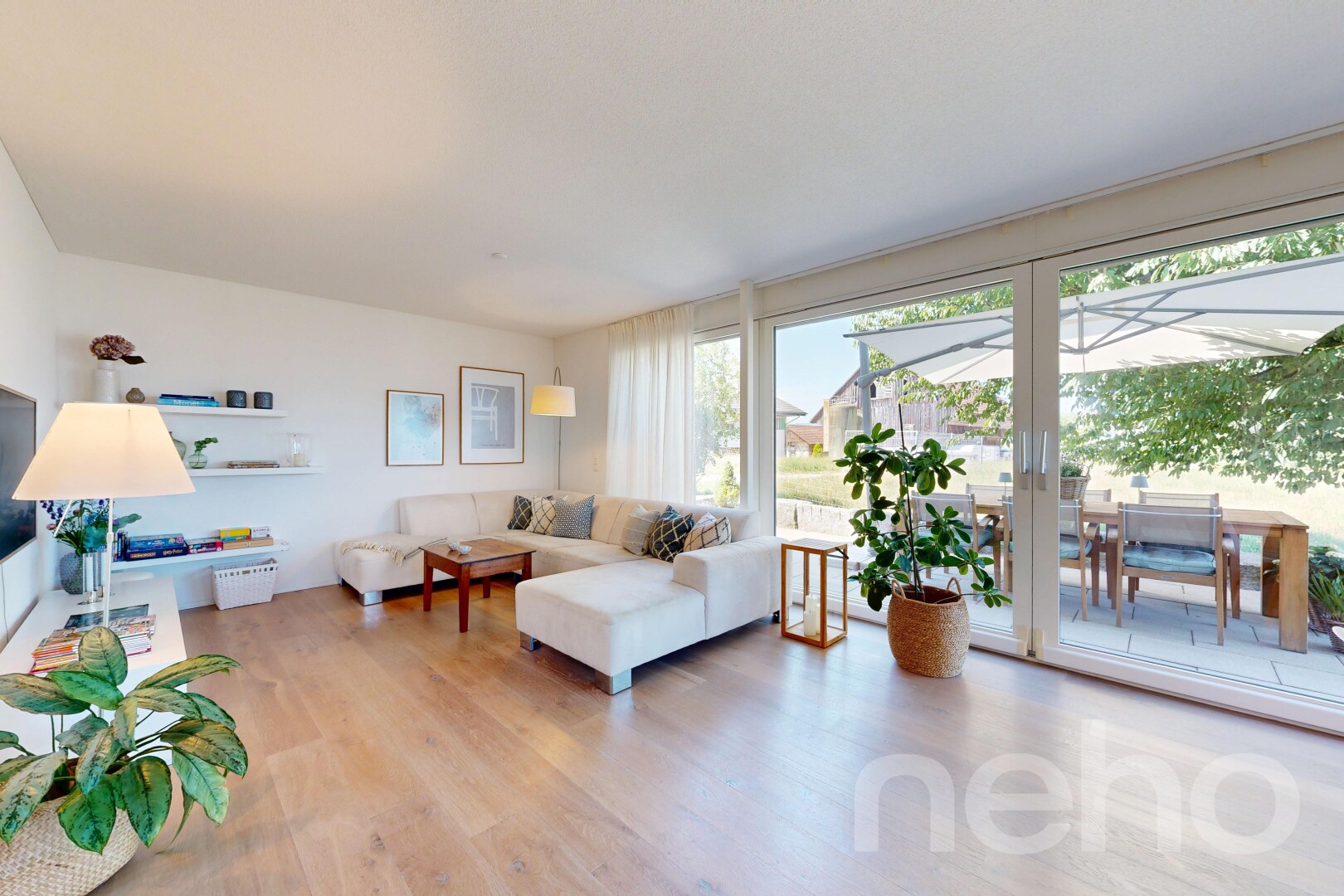 wohnzimmer mit drywall, gipskartonwand, wood finish floor, holzfußboden, und eingebaute regale