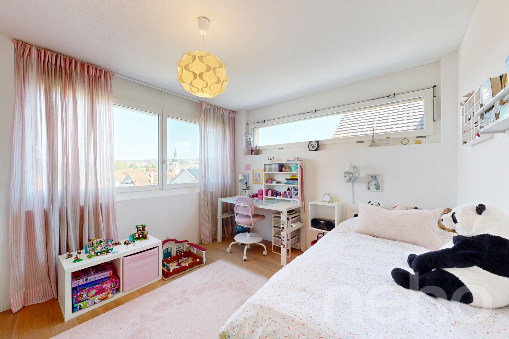 zimmer / schlafzimmer mit natürliches licht, gipskartonwand, drywall, holzfußboden, und wood finish floor