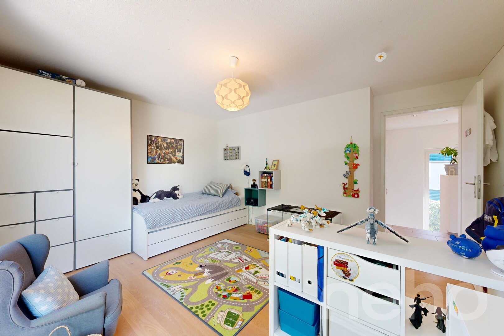 zimmer / schlafzimmer mit gipskartonwand, drywall, holzfußboden, wood finish floor, und light floor