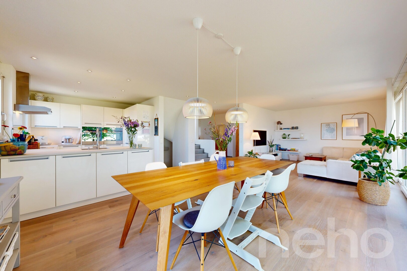 wohn- / esszimmer mit light floor, holzfußboden, wood finish floor, inside property, und treppen