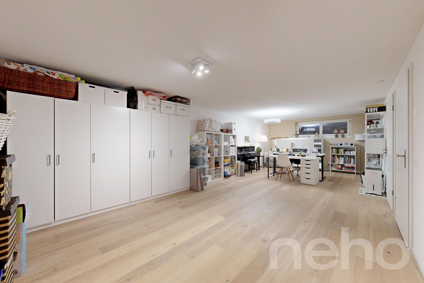 büro mit deckenbeleuchtung, holzfußboden, wood finish floor, inside property, und light floor