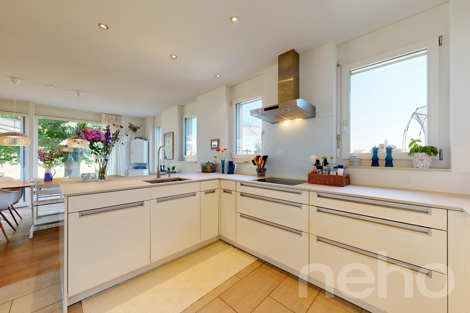 küche mit dunstabzugshaube, light floor, light countertops, arbeitsplatten, und kitchen peninsula