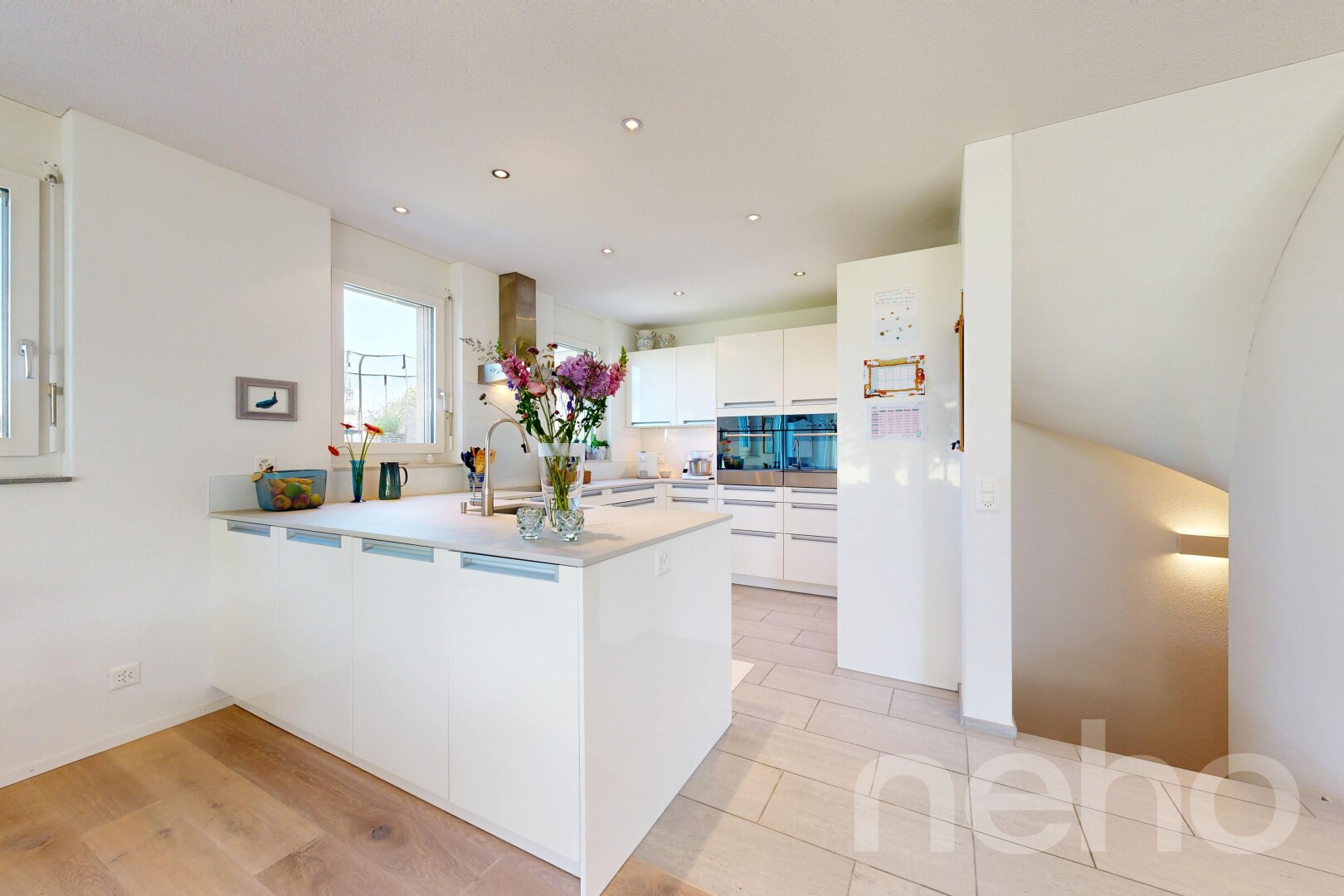 küche mit white cabinets, weiße schränke, kitchen peninsula, küchentheke, und light countertops
