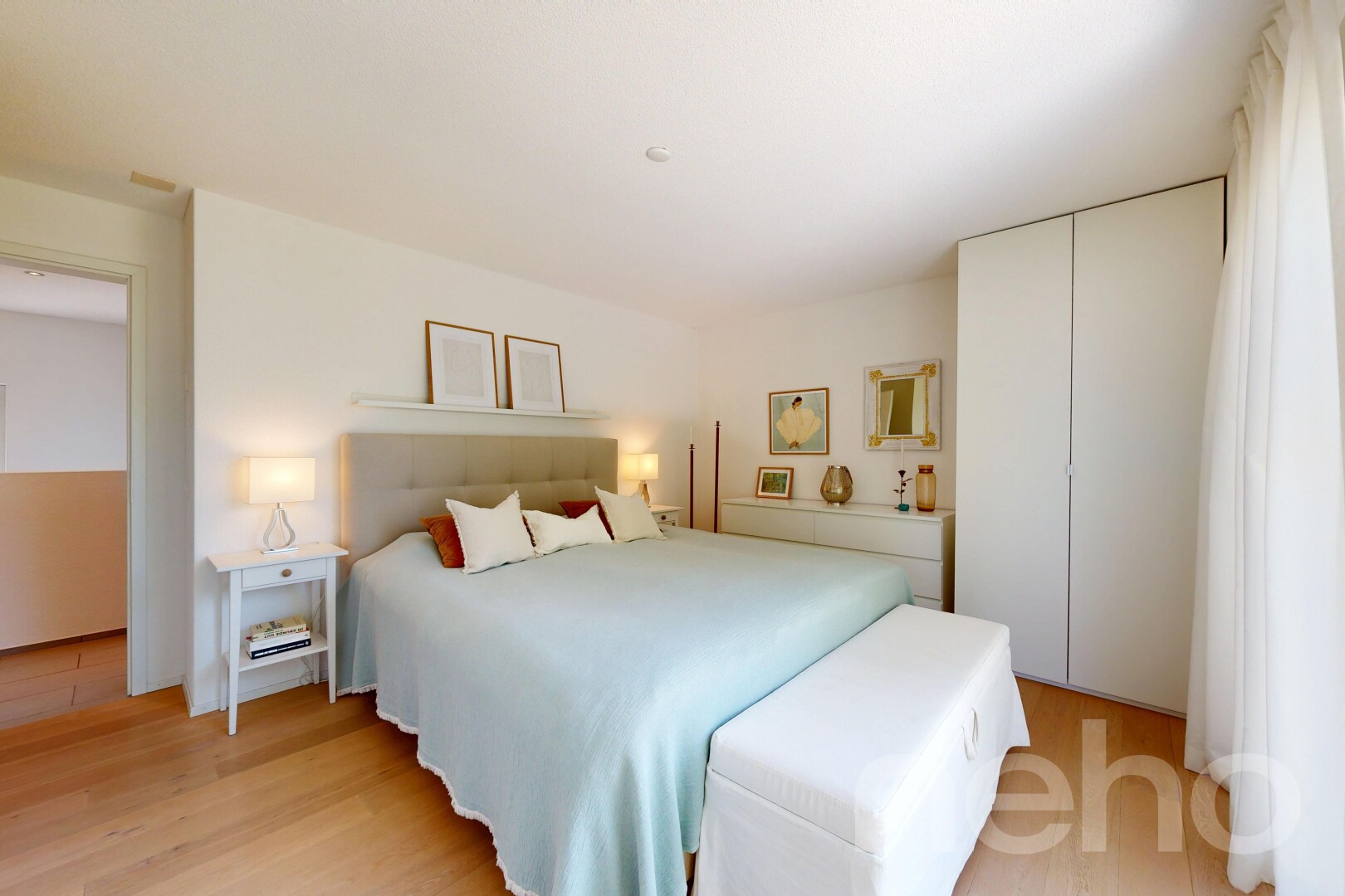 zimmer / schlafzimmer mit holzfußboden, wood finish floor, gipskartonwand, drywall, und light floor