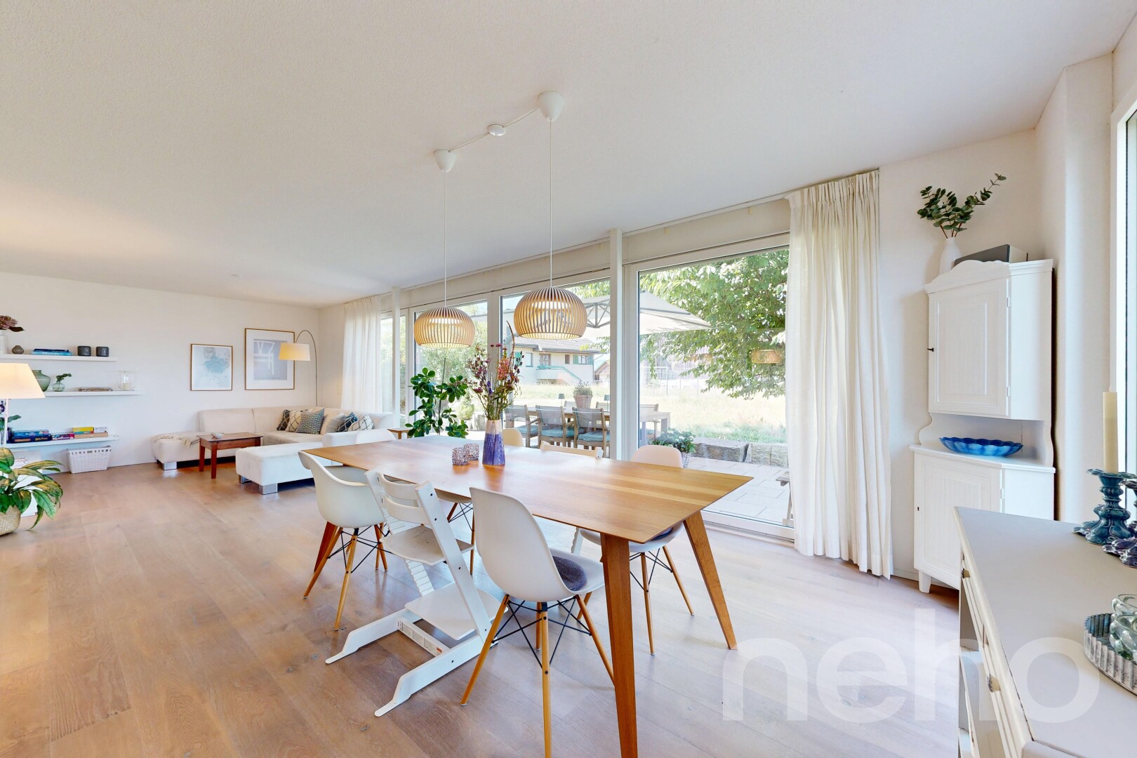 wohn- / esszimmer mit gipskartonwand, drywall, holzfußboden, wood finish floor, und light floor