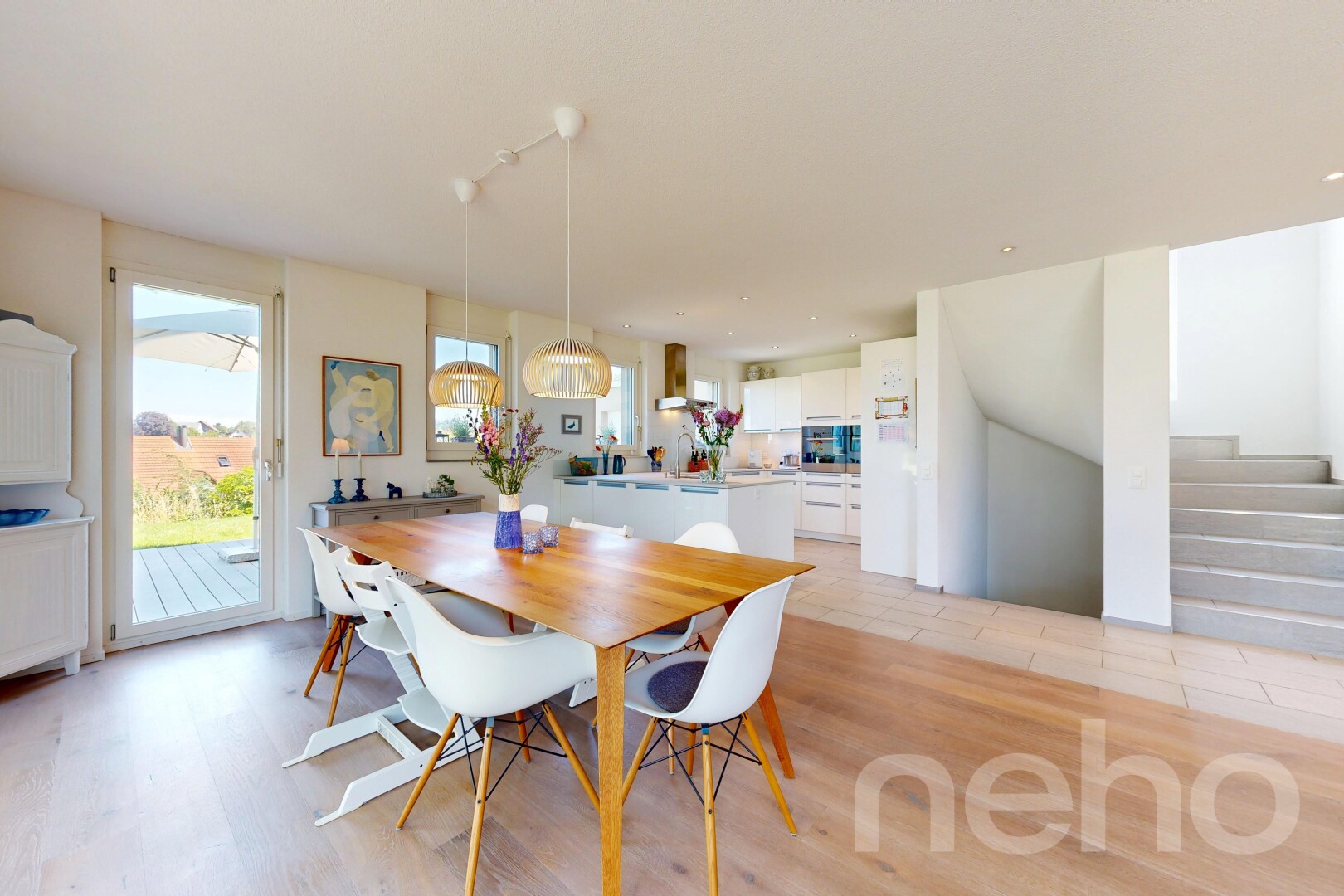 esszimmer mit light floor, treppen, wood finish floor, holzfußboden, und drywall