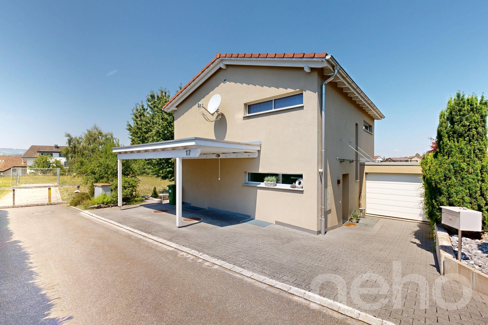 außenansicht mit property visible, stuckverkleidung, ziegeldach, day time, und garage