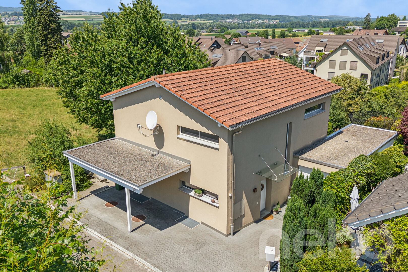 außenansicht mit drone view, ziegeldach, stuckverkleidung, property visible, und day time
