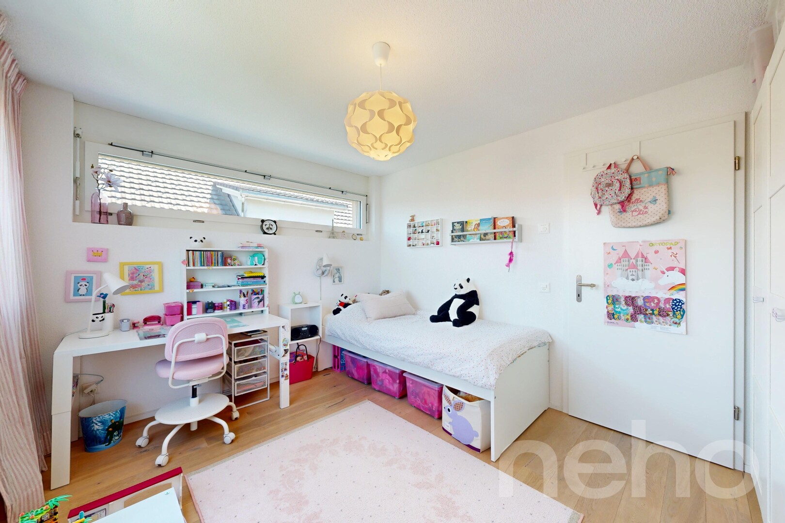 zimmer / schlafzimmer mit holzfußboden, wood finish floor, gipskartonwand, drywall, und inside property