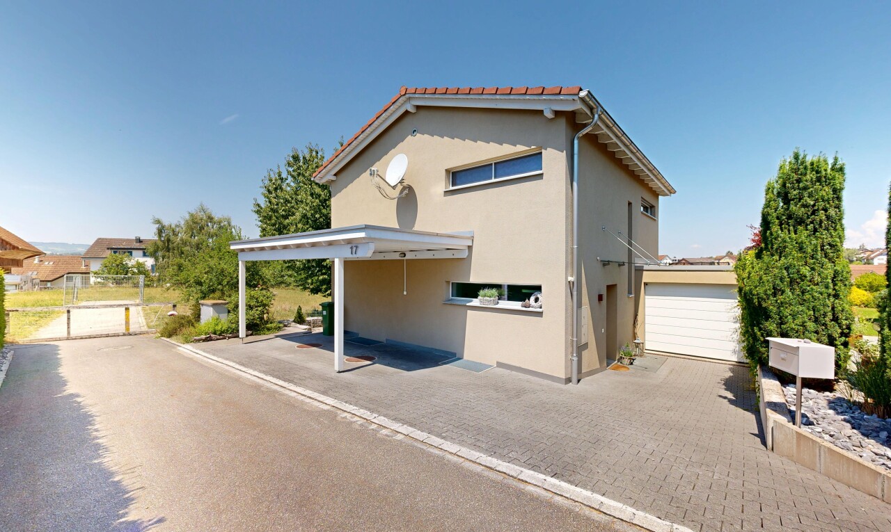 außenansicht mit property visible, stuckverkleidung, ziegeldach, day time, und garage