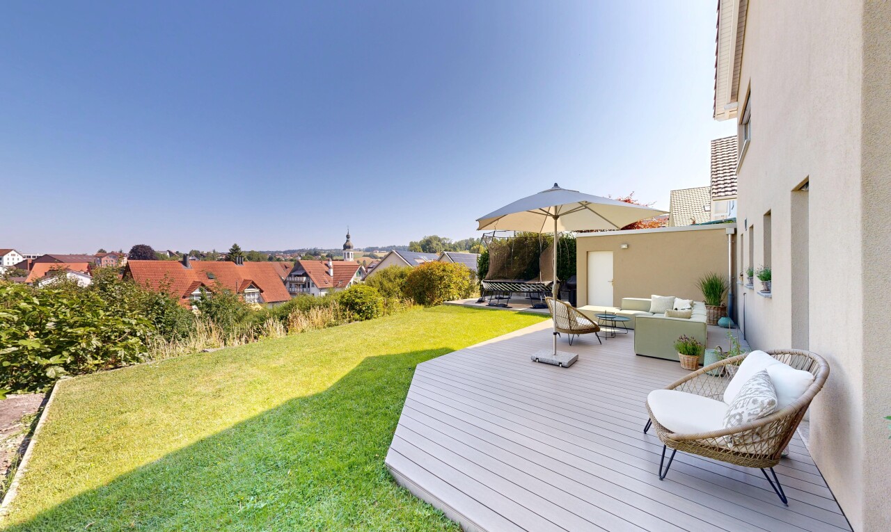 terrasse mit deck, rasen, wohnraum im freien, from property, und day time