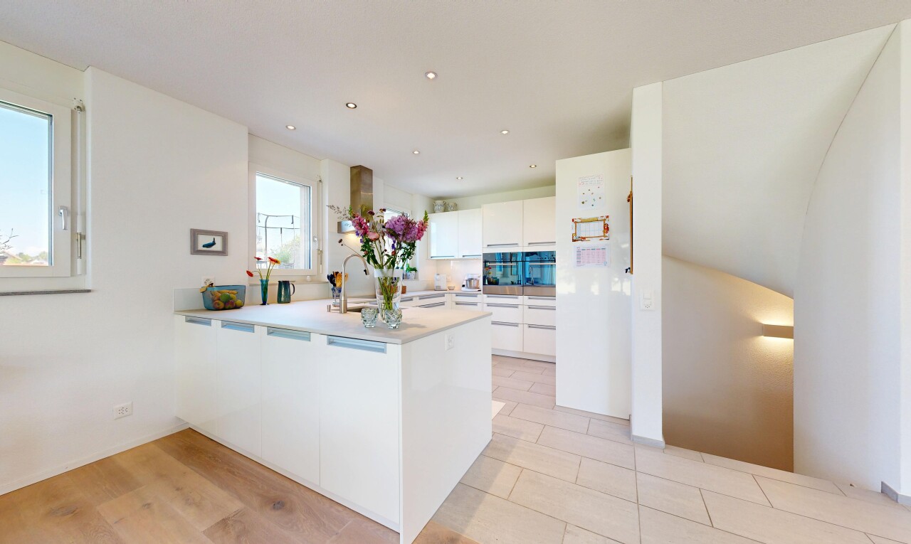 küche mit white cabinets, weiße schränke, kitchen peninsula, küchentheke, und light countertops