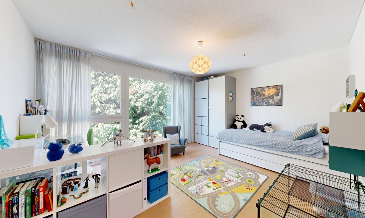 zimmer / schlafzimmer mit gipskartonwand, drywall, light floor, inside property, und holzfußboden