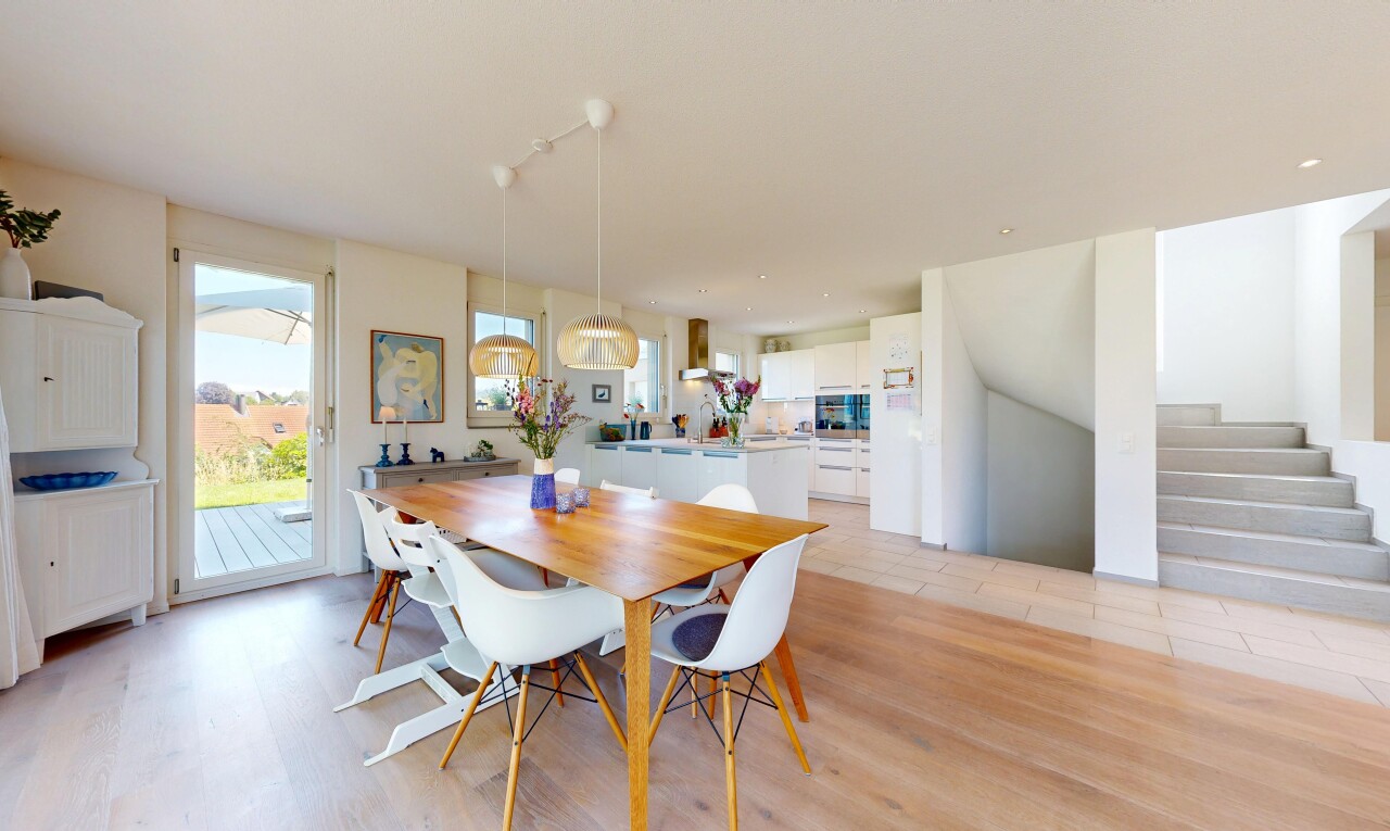 esszimmer mit light floor, treppen, wood finish floor, holzfußboden, und drywall
