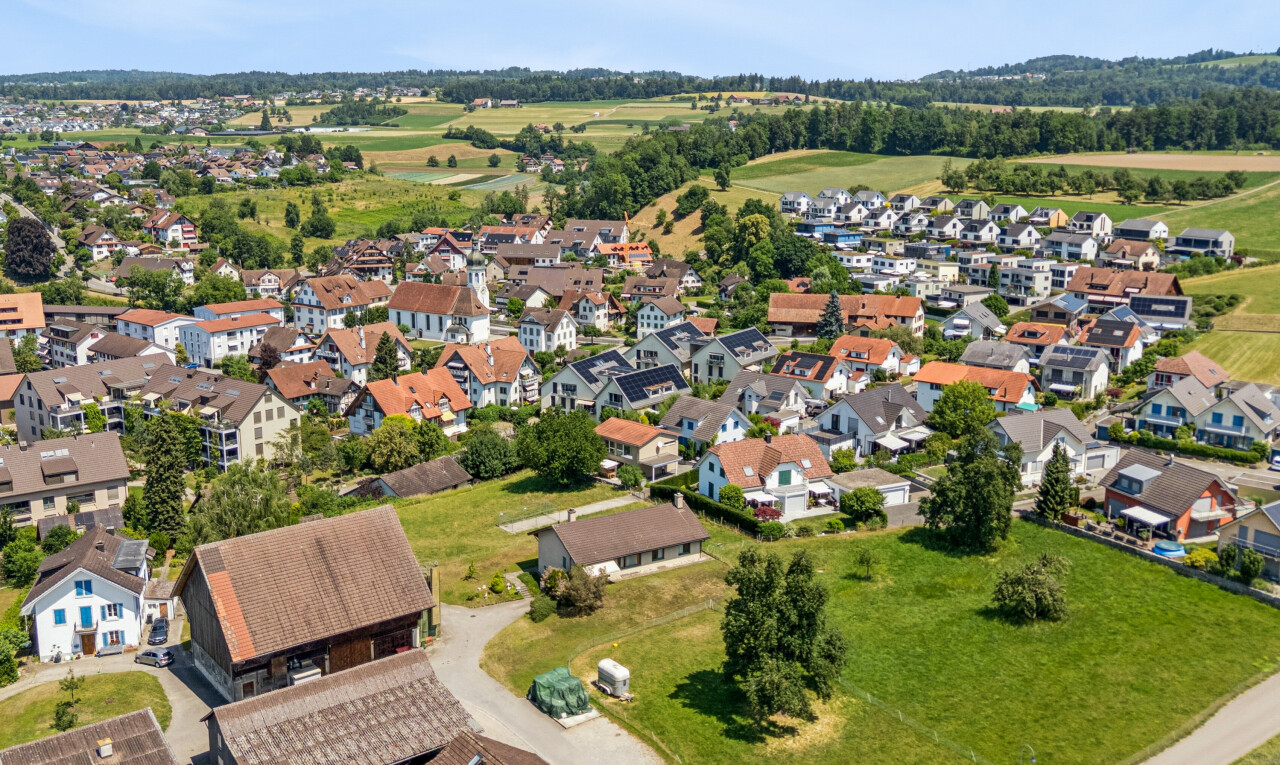 blick auf die berge mit neighborhood view, residential view, wohngebietblick, und day time