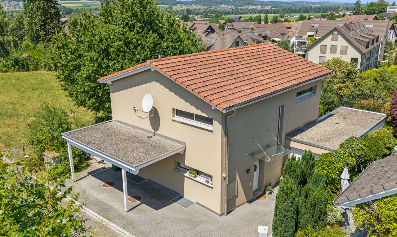 außenansicht mit drone view, ziegeldach, stuckverkleidung, property visible, und day time