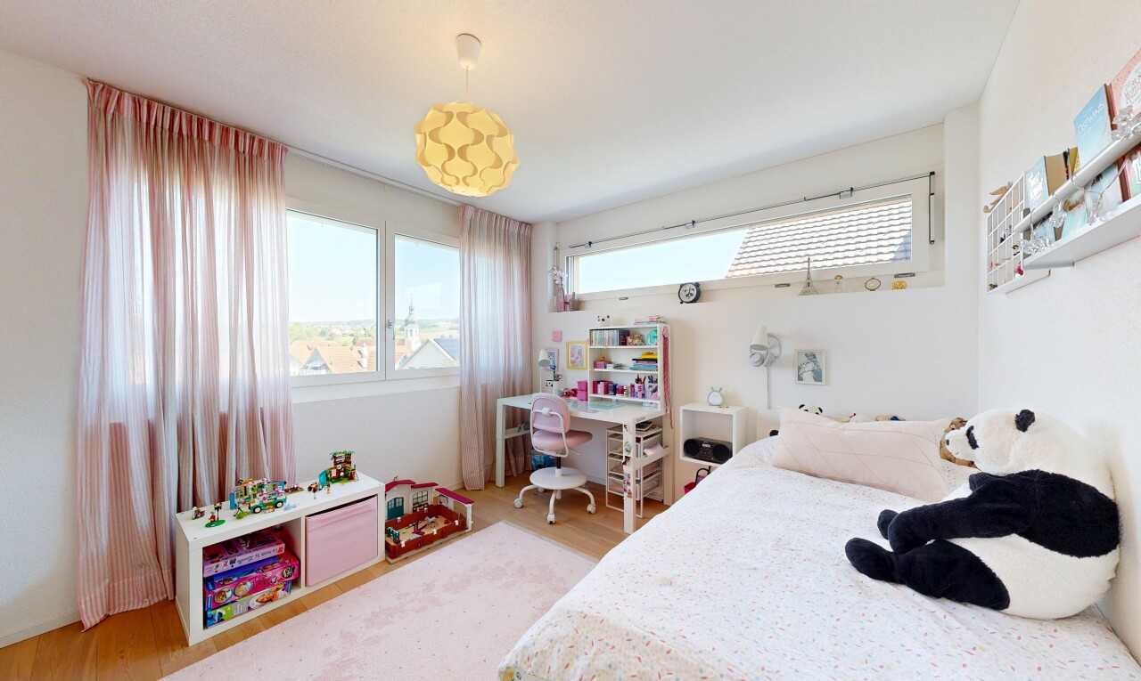 zimmer / schlafzimmer mit natürliches licht, gipskartonwand, drywall, holzfußboden, und wood finish floor