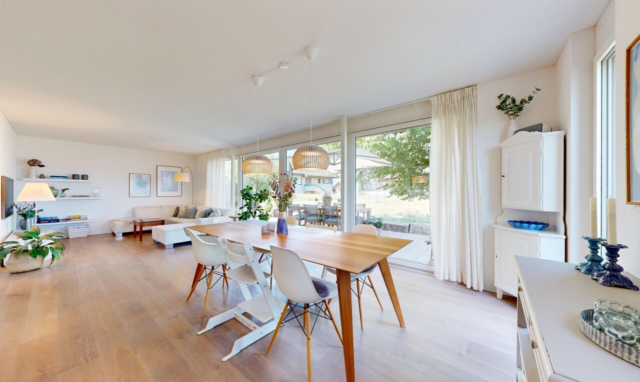wohn- / esszimmer mit gipskartonwand, drywall, holzfußboden, wood finish floor, und light floor