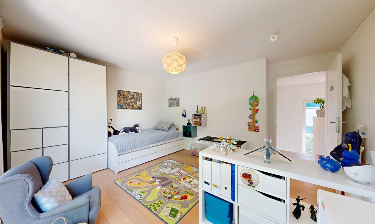 zimmer / schlafzimmer mit gipskartonwand, drywall, holzfußboden, wood finish floor, und light floor