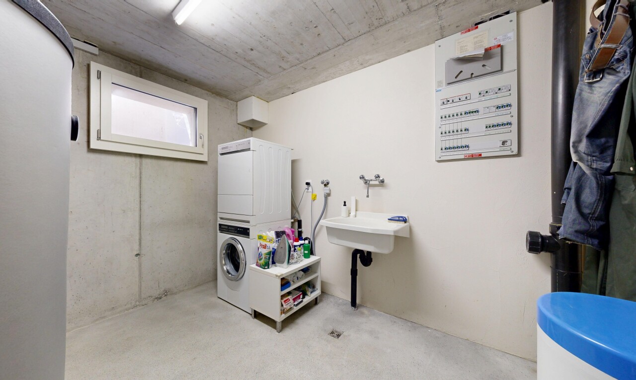 wäschekammer mit concrete ceiling, betondecke, natürliches licht, concrete floor, und betonboden