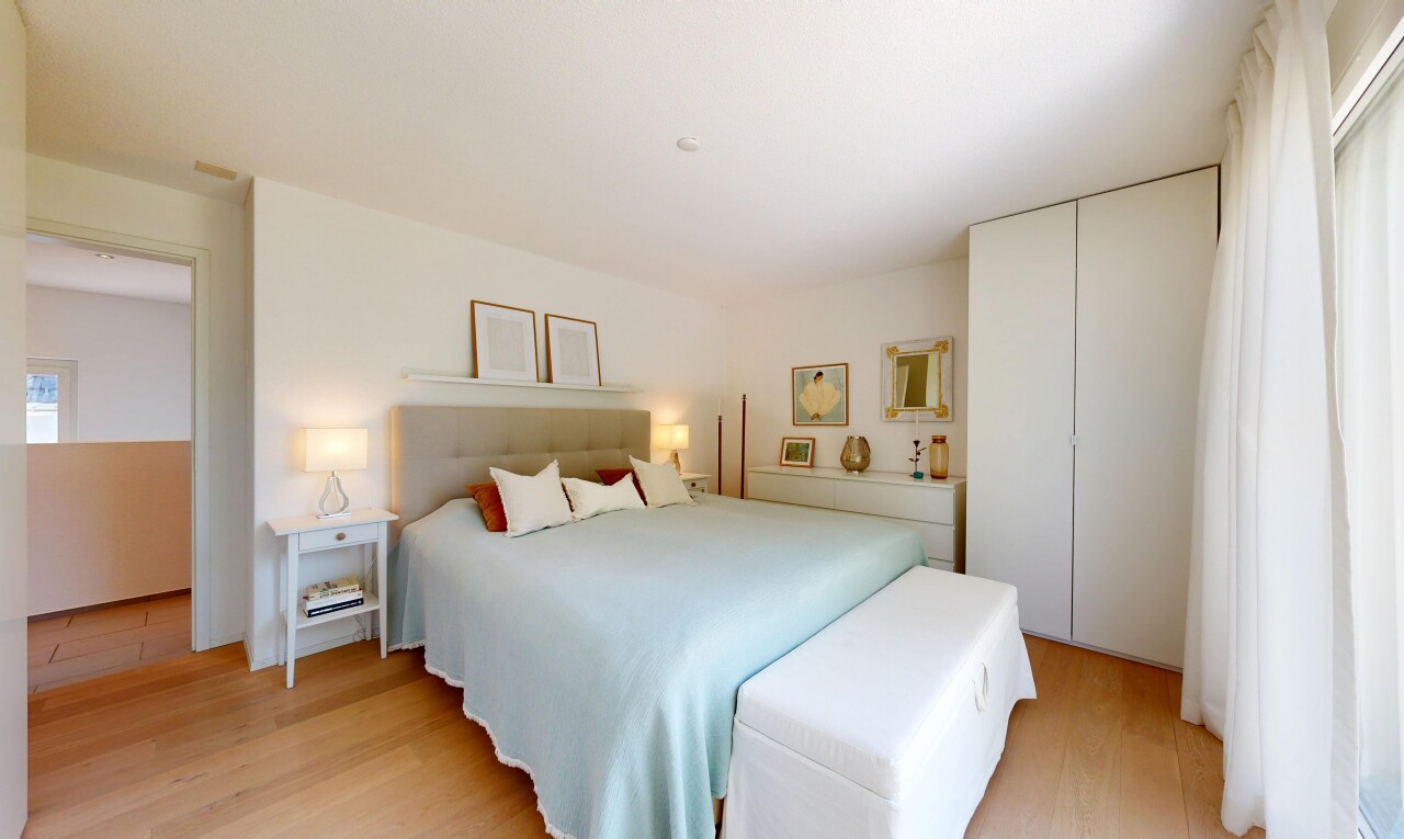 zimmer / schlafzimmer mit holzfußboden, wood finish floor, gipskartonwand, drywall, und light floor