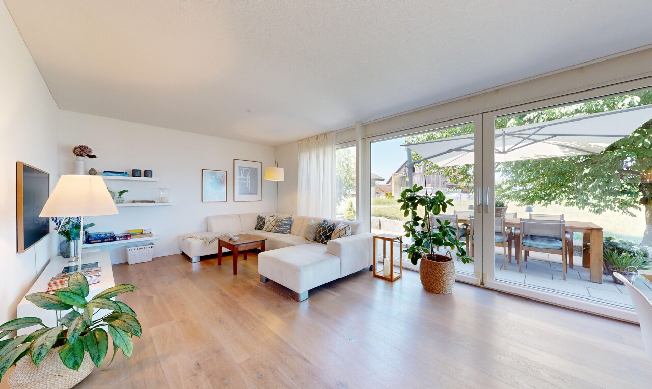 wohnzimmer mit drywall, gipskartonwand, wood finish floor, holzfußboden, und eingebaute regale