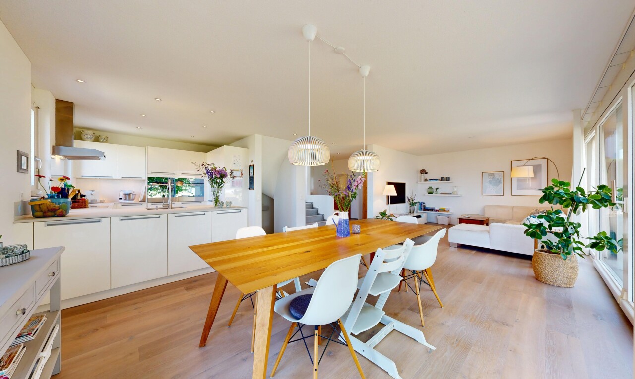 wohn- / esszimmer mit light floor, holzfußboden, wood finish floor, inside property, und treppen