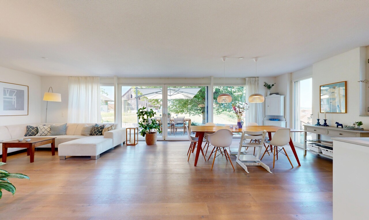 wohn- / esszimmer mit holzfußboden, wood finish floor, gipskartonwand, drywall, und inside property