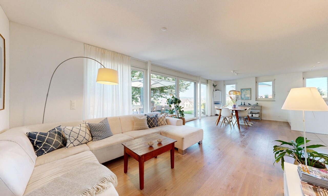 wohn- / esszimmer mit drywall, gipskartonwand, wood finish floor, holzfußboden, und natürliches licht