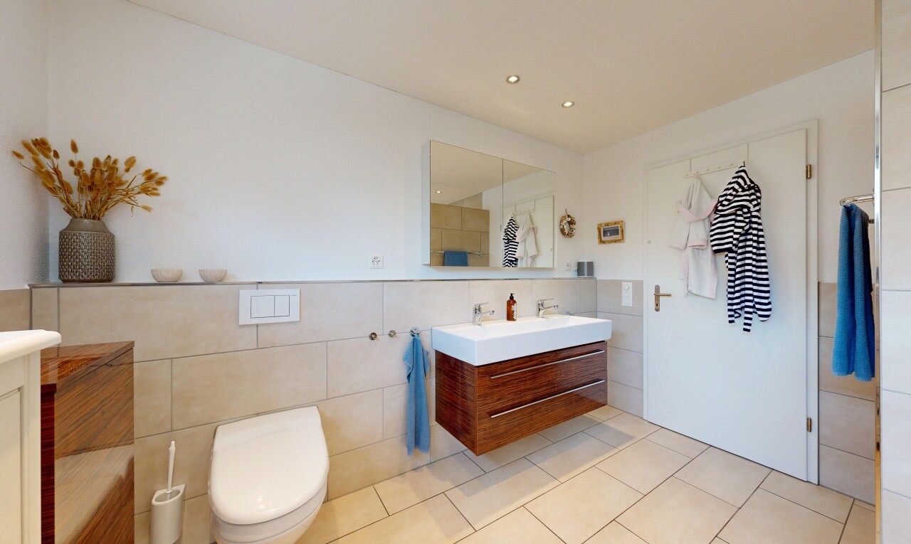 bad mit tile wall, fliesenwand, schminktisch, komplettes badezimmer, und einbauleuchten