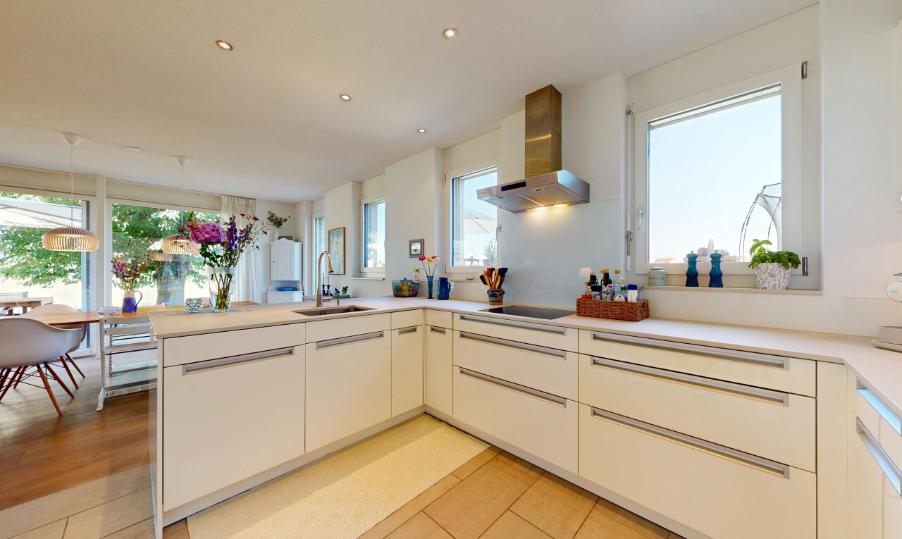 küche mit dunstabzugshaube, light floor, light countertops, arbeitsplatten, und kitchen peninsula