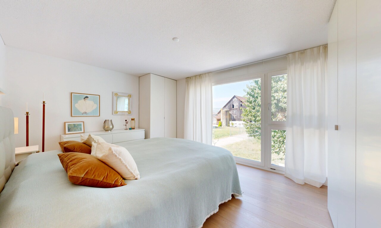 zimmer / schlafzimmer mit holzfußboden, wood finish floor, light floor, kleiderschrank, und inside property