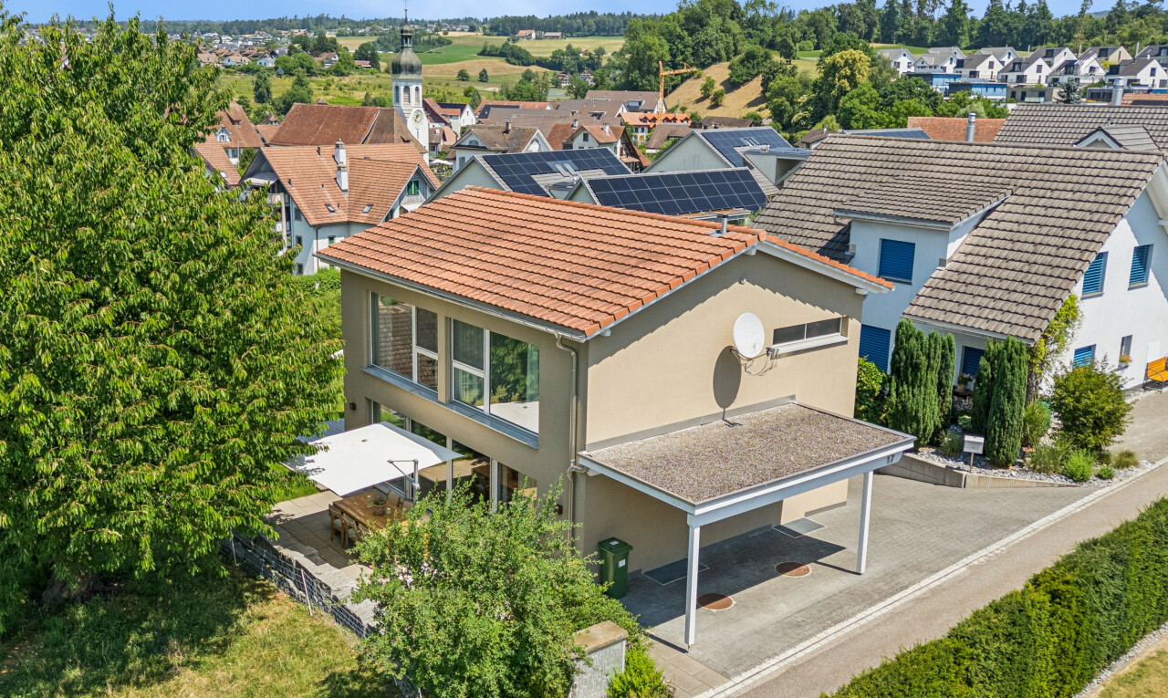 außenansicht mit drone view, ziegeldach, residential view, wohngebietblick, und neighborhood view