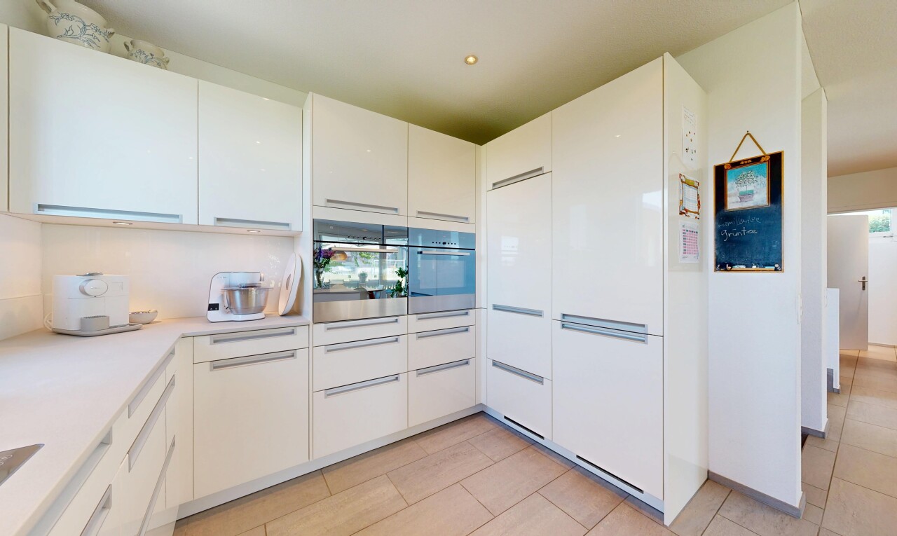 küche mit white cabinets, weiße schränke, light countertops, arbeitsplatten, und light floor
