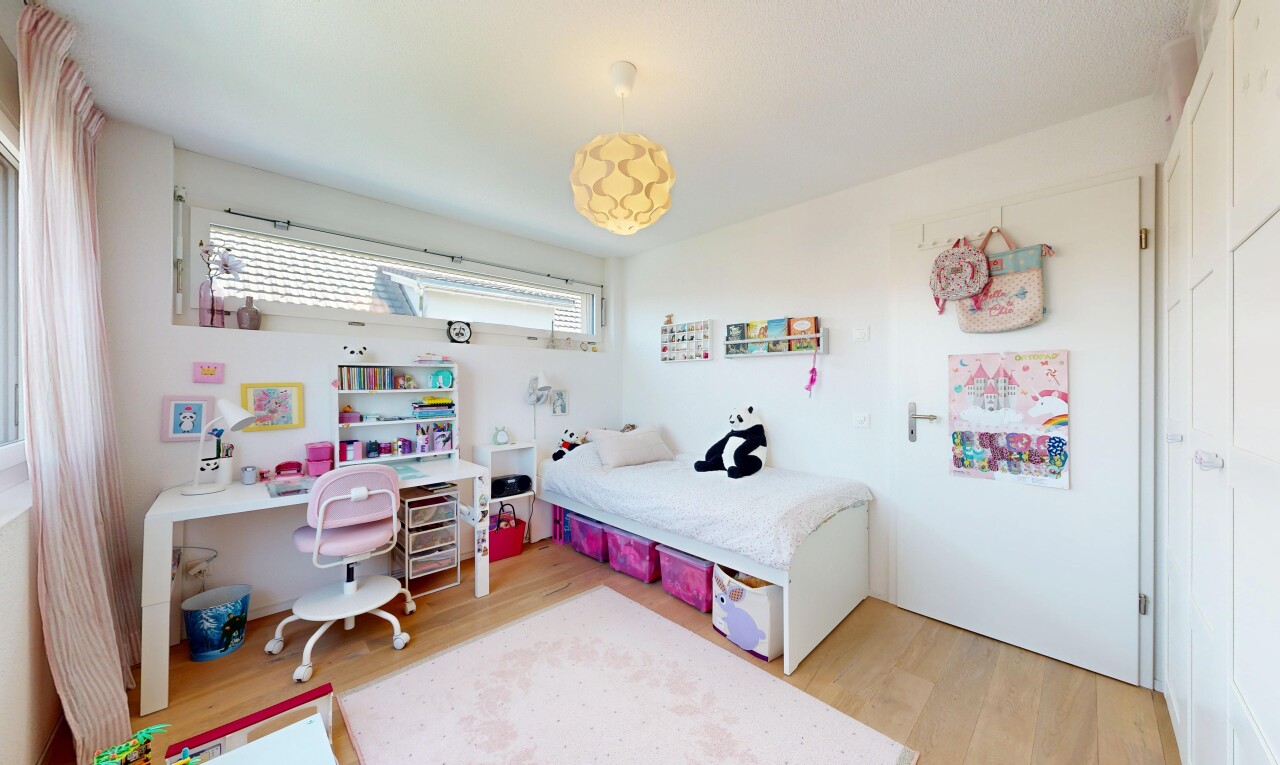 zimmer / schlafzimmer mit holzfußboden, wood finish floor, gipskartonwand, drywall, und inside property