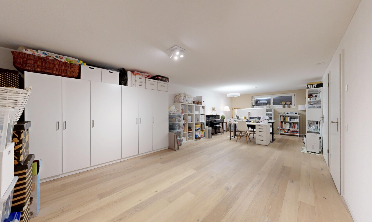 büro mit deckenbeleuchtung, holzfußboden, wood finish floor, inside property, und light floor