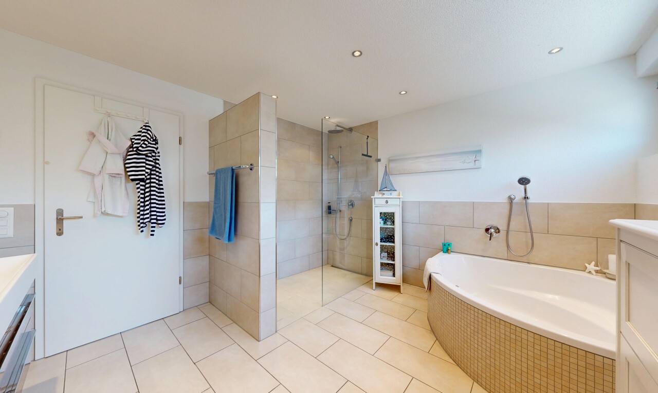 bad mit fliesenwand, tile wall, bad, komplettes badezimmer, und dusche