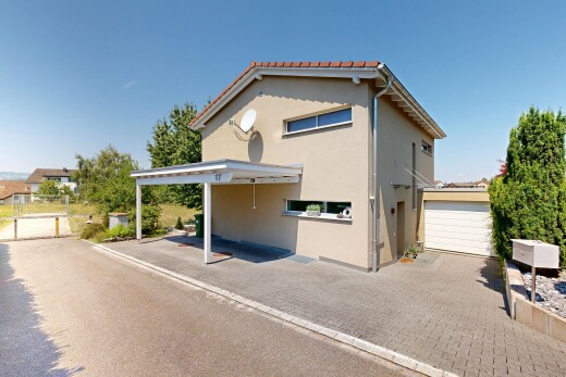 außenansicht mit property visible, stuckverkleidung, ziegeldach, day time, und garage