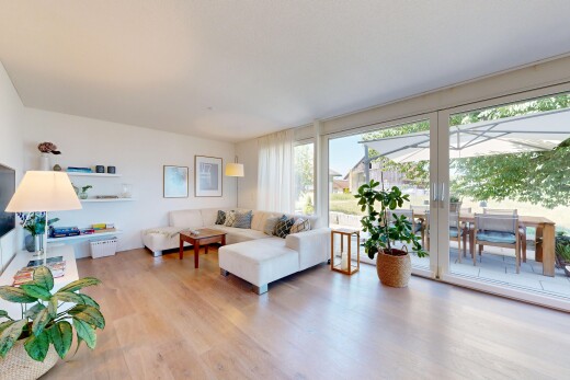 wohnzimmer mit drywall, gipskartonwand, wood finish floor, holzfußboden, und eingebaute regale