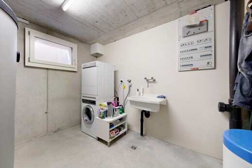 wäschekammer mit concrete ceiling, betondecke, natürliches licht, concrete floor, und betonboden