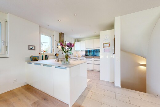 küche mit white cabinets, weiße schränke, kitchen peninsula, küchentheke, und light countertops