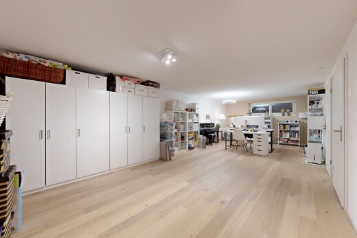 büro mit deckenbeleuchtung, holzfußboden, wood finish floor, inside property, und light floor