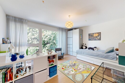 zimmer / schlafzimmer mit gipskartonwand, drywall, light floor, inside property, und holzfußboden