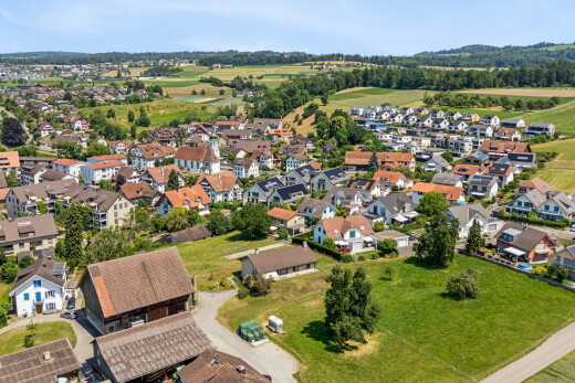 blick auf die berge mit neighborhood view, residential view, wohngebietblick, und day time