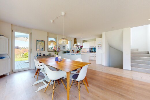 esszimmer mit light floor, treppen, wood finish floor, holzfußboden, und drywall