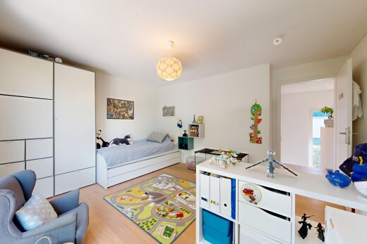 zimmer / schlafzimmer mit gipskartonwand, drywall, holzfußboden, wood finish floor, und light floor